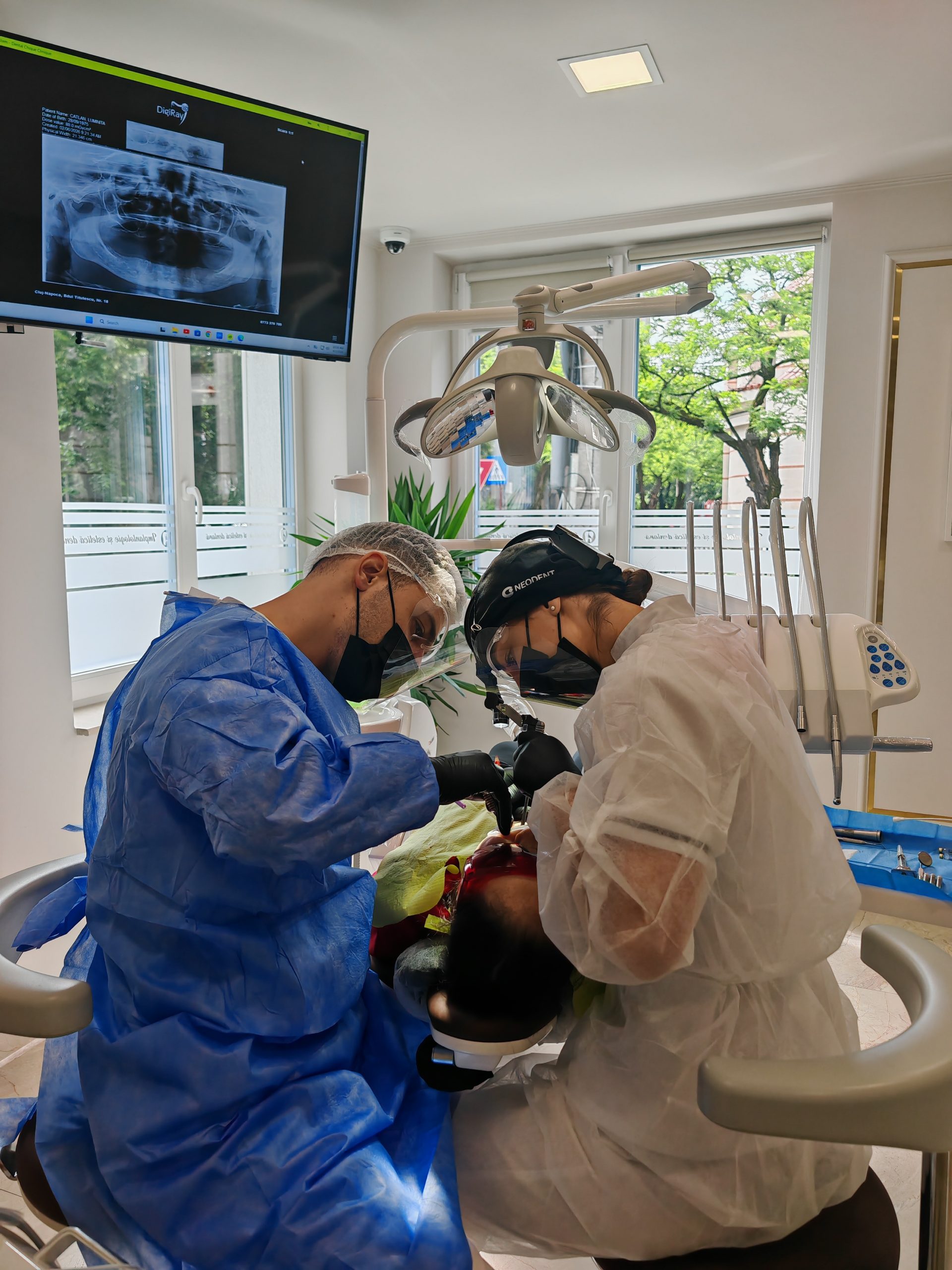 De ce se mișcă proteza mobilă și când sunt dinții ficși pe implanturi soluția? Explică Dental Chic Cluj-Napoca
